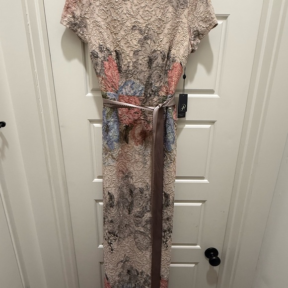 Floral Matelasse Gown. Adrianna Papell. Size 8. NWT. - Picture 4 of 10
